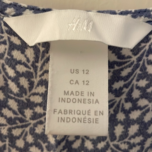 3 for $25! H & M Blue Floral Women's Top, size 12 - Picture 2 of 6